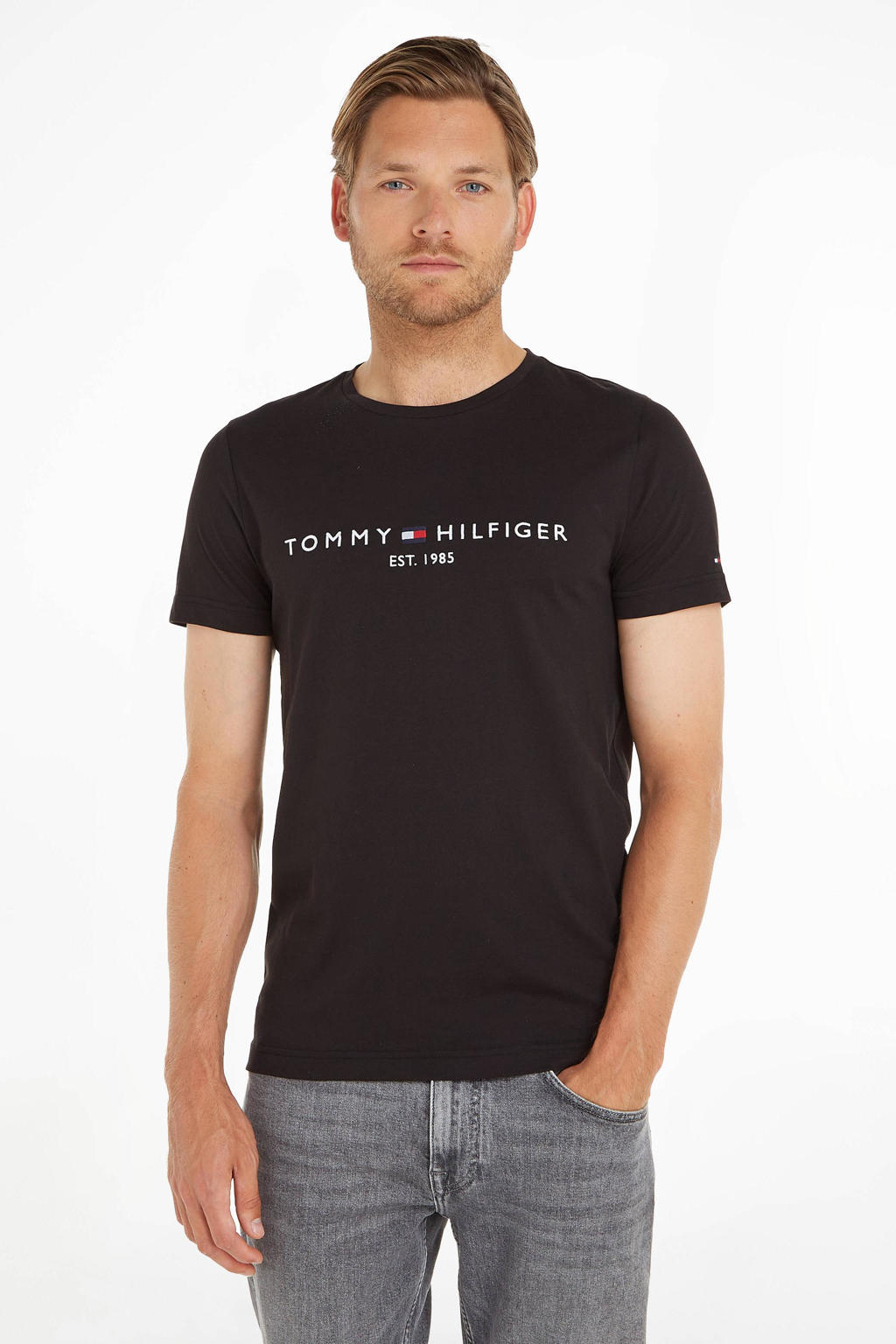 Zwarte heren Tommy Hilfiger T-shirt van biologisch katoen met korte mouwen, ronde hals en borduursels