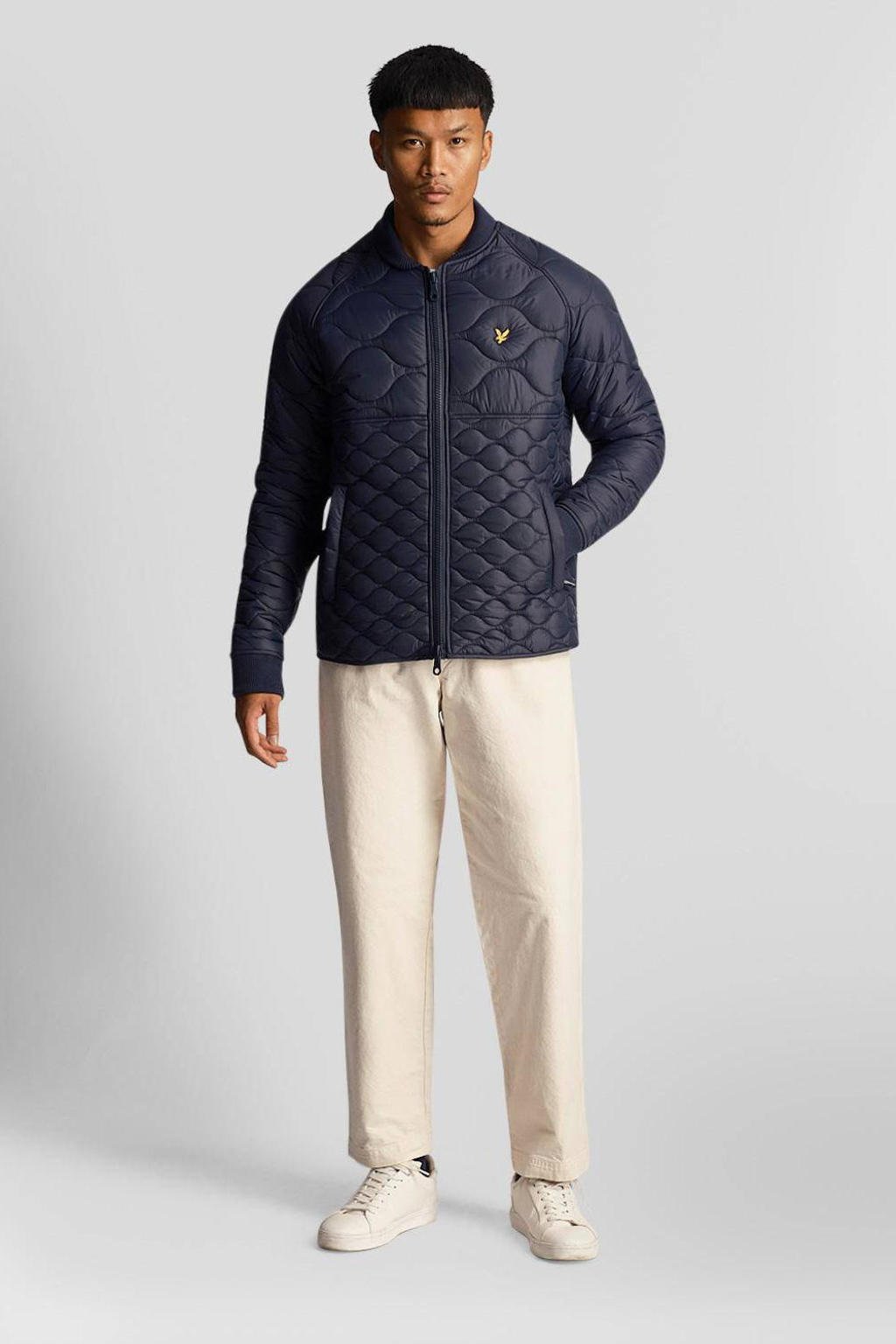 Marineblauwe heren Lyle & Scott gewatteerde jas van nylon met logo dessin, lange mouwen, opstaande kraag, ritssluiting en doorgestikte details