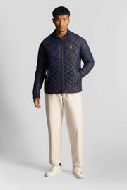 thumbnail: Marineblauwe heren Lyle & Scott gewatteerde jas van nylon met logo dessin, lange mouwen, opstaande kraag, ritssluiting en doorgestikte details