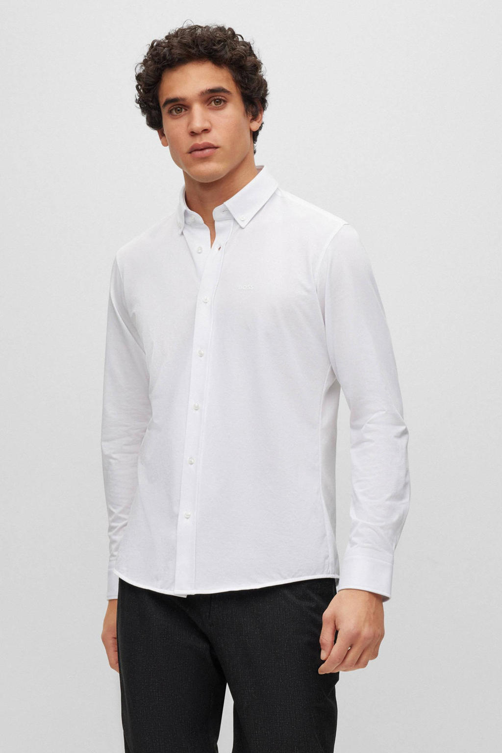 Witte heren BOSS regular fit overhemd van katoen met lange mouwen, button down sluiting en knoopsluiting