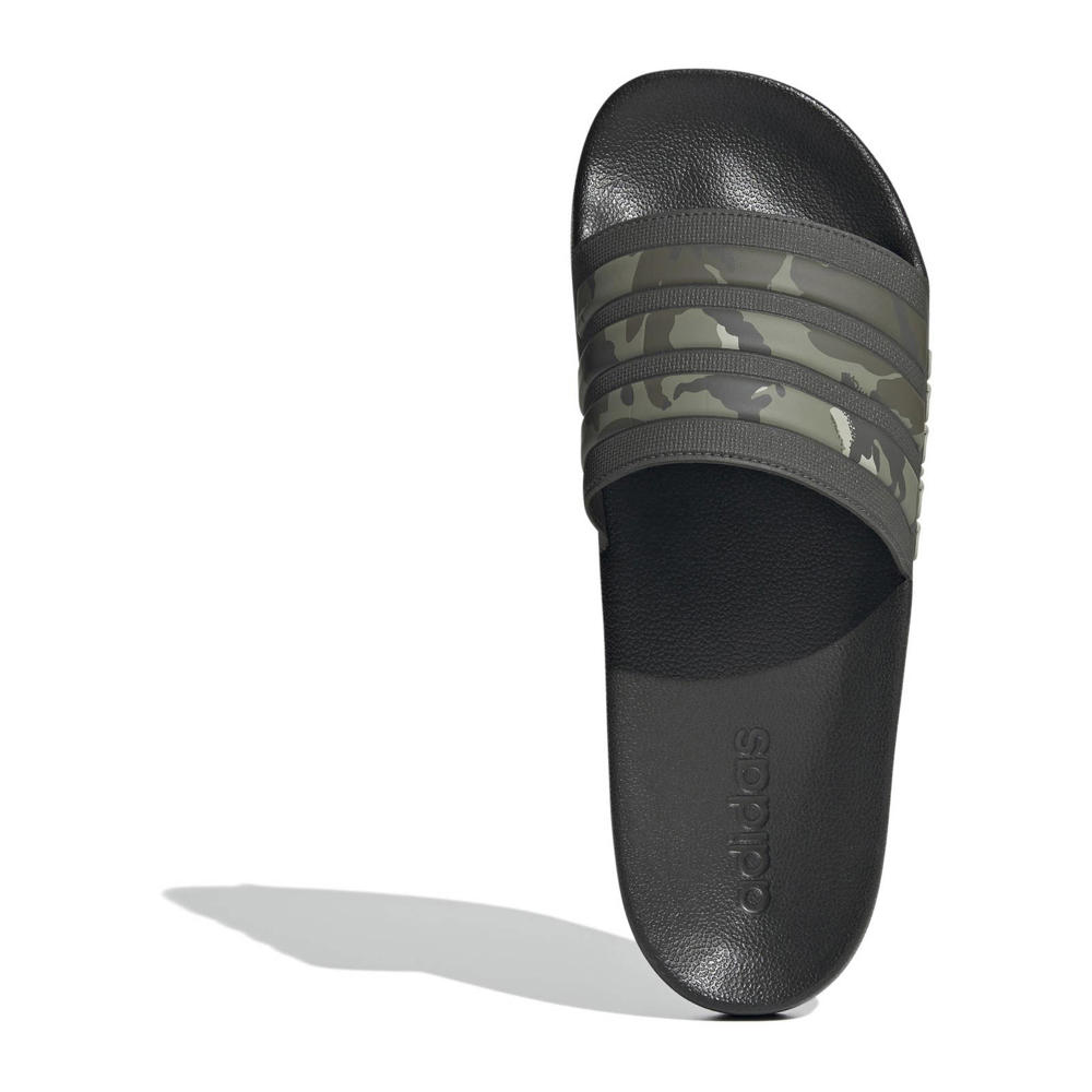 Bruin en donkergroene unisex adidas Sportswear Adilette Shower badslippers olijf van rubber met camouflageprint