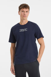 thumbnail: Donkerblauwe heren anytime T-shirt van katoen met printopdruk, korte mouwen en ronde hals