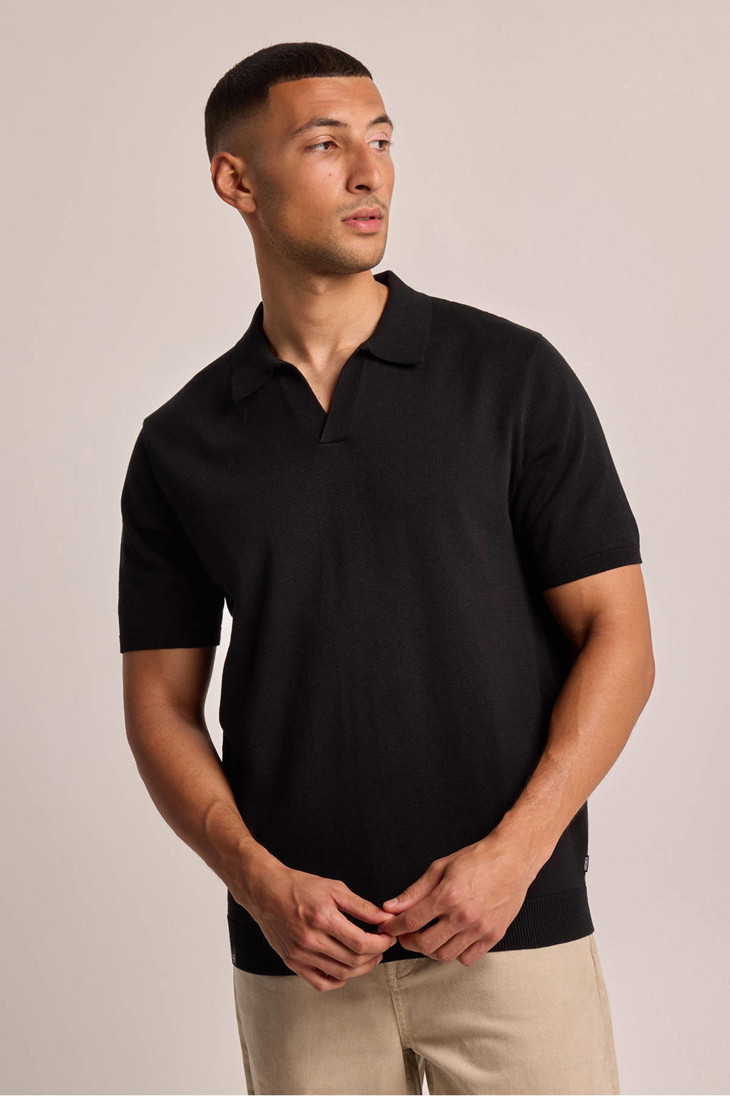 Zwarte heren America Today regular fit polo Kaden met effen, korte mouwen en V-hals