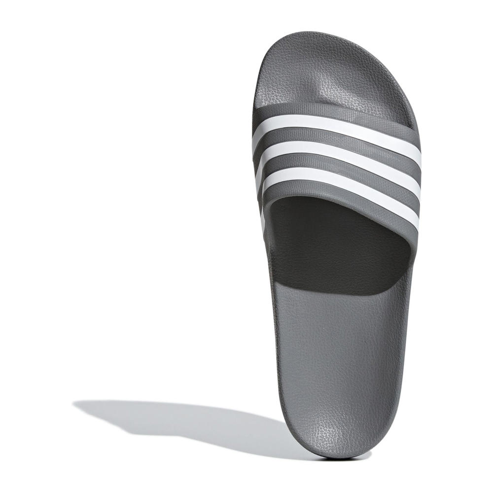 Grijs en witte unisex adidas Sportswear Adilette Aqua badslippers van rubber 