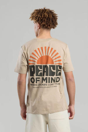 t-shirt beige
