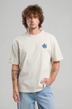 t-shirt wit