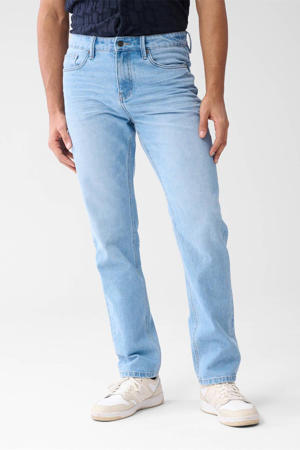 tapered straight leg jeans